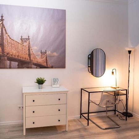 Perfect Location,Newly Decorated Modern, Large Place 60 M2, Really Quiet So You Can Have A Good Night Sleep, Ac, Netflix, Smart Tv, High-Speed Internet, World Famous New York Cafe Only 10 Minutes Walk Budapest Exterior foto