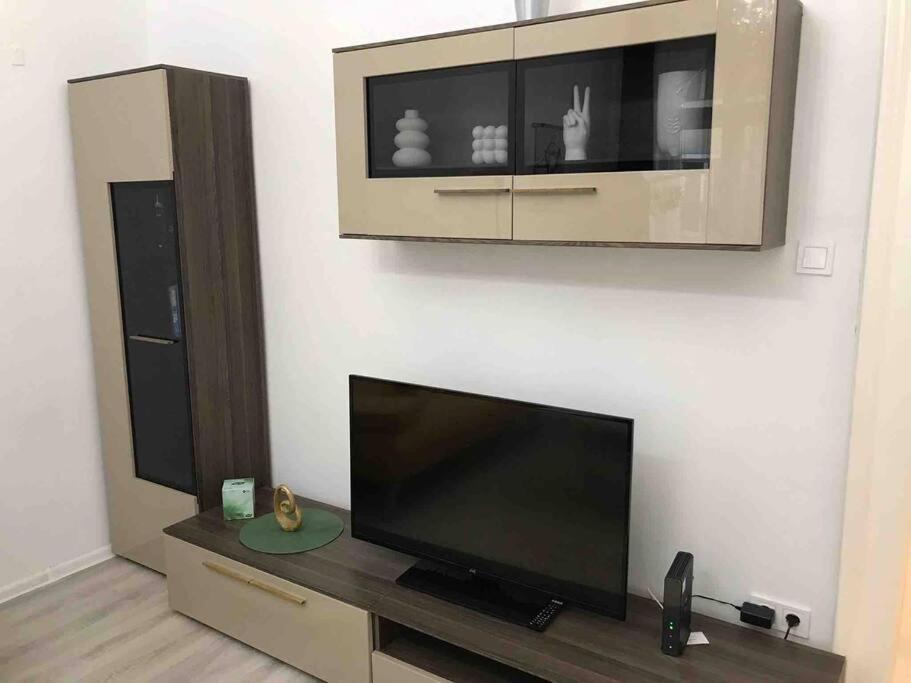 Perfect Location,Newly Decorated Modern, Large Place 60 M2, Really Quiet So You Can Have A Good Night Sleep, Ac, Netflix, Smart Tv, High-Speed Internet, World Famous New York Cafe Only 10 Minutes Walk Budapest Exterior foto