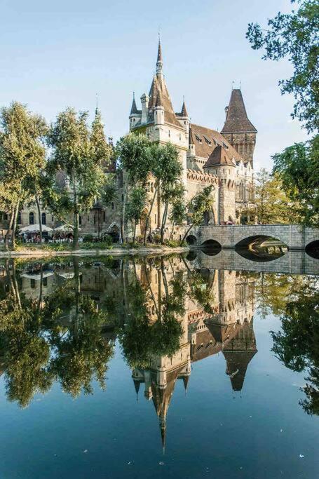 Perfect Location,Newly Decorated Modern, Large Place 60 M2, Really Quiet So You Can Have A Good Night Sleep, Ac, Netflix, Smart Tv, High-Speed Internet, World Famous New York Cafe Only 10 Minutes Walk Budapest Exterior foto