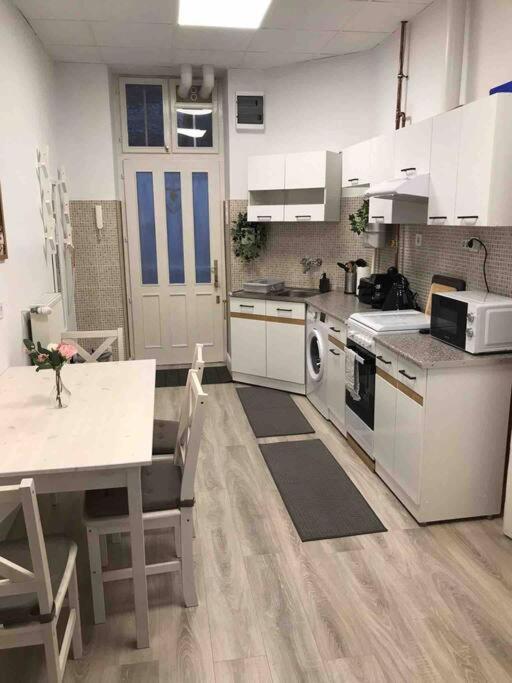 Perfect Location,Newly Decorated Modern, Large Place 60 M2, Really Quiet So You Can Have A Good Night Sleep, Ac, Netflix, Smart Tv, High-Speed Internet, World Famous New York Cafe Only 10 Minutes Walk Budapest Exterior foto