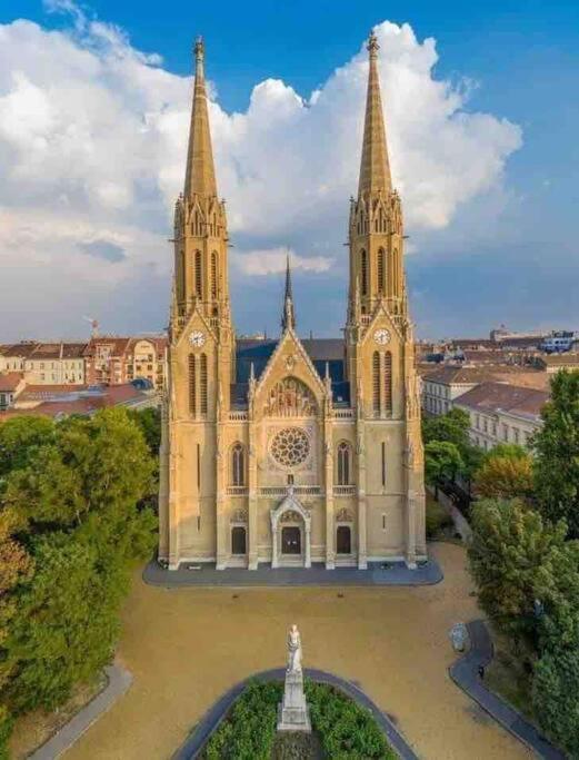 Perfect Location,Newly Decorated Modern, Large Place 60 M2, Really Quiet So You Can Have A Good Night Sleep, Ac, Netflix, Smart Tv, High-Speed Internet, World Famous New York Cafe Only 10 Minutes Walk Budapest Exterior foto