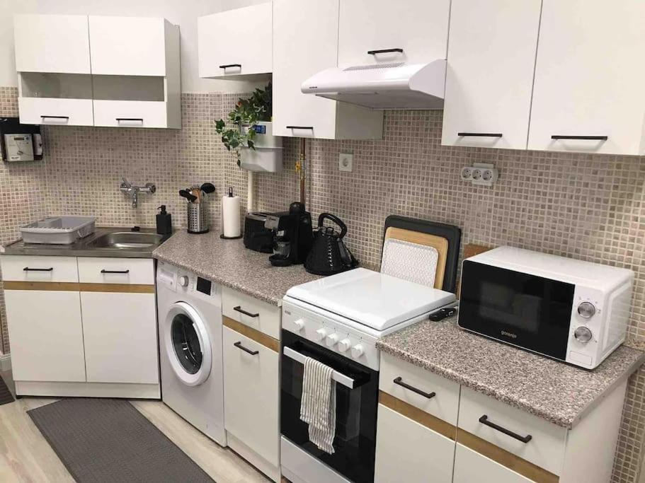 Perfect Location,Newly Decorated Modern, Large Place 60 M2, Really Quiet So You Can Have A Good Night Sleep, Ac, Netflix, Smart Tv, High-Speed Internet, World Famous New York Cafe Only 10 Minutes Walk Budapest Exterior foto