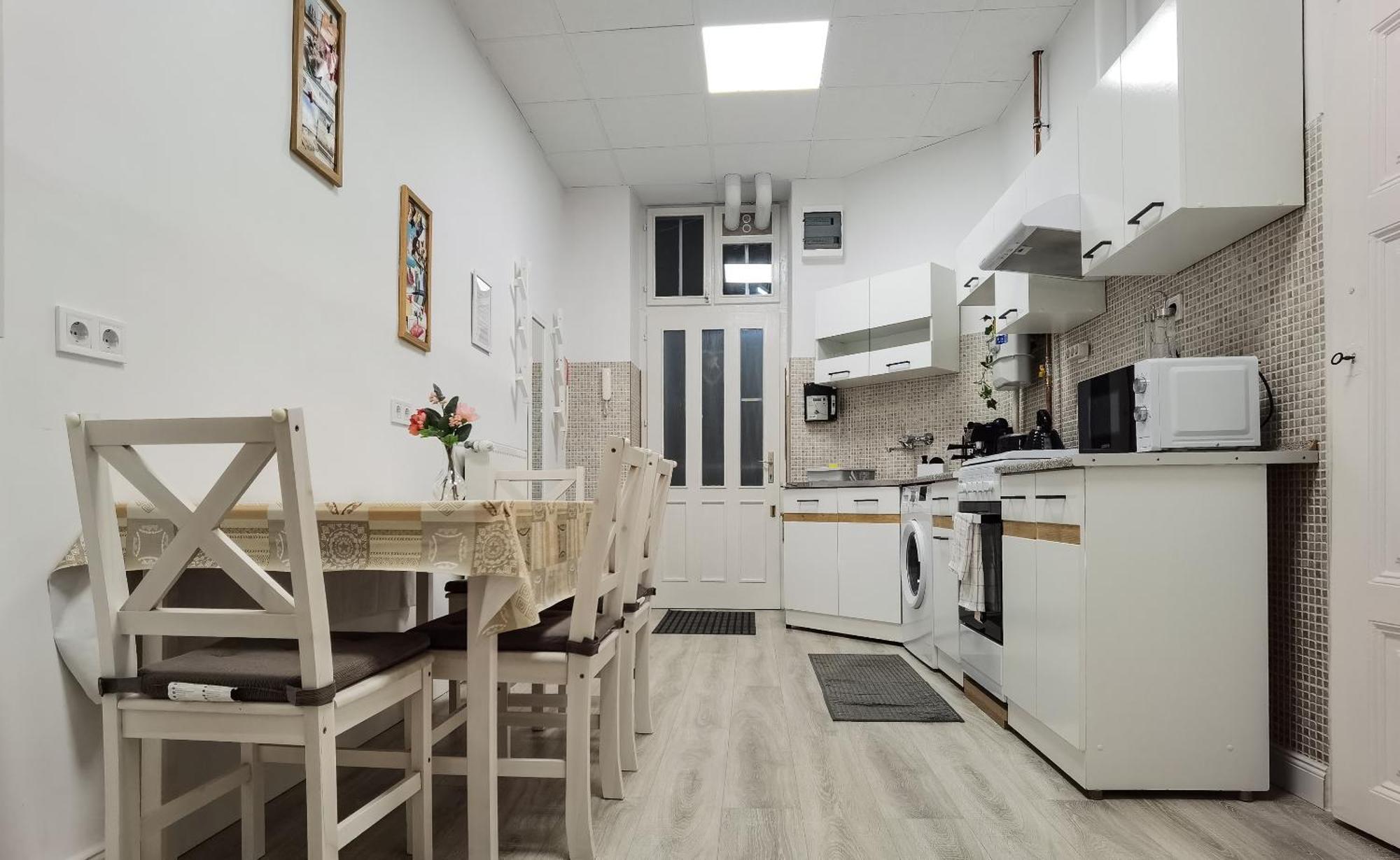Perfect Location,Newly Decorated Modern, Large Place 60 M2, Really Quiet So You Can Have A Good Night Sleep, Ac, Netflix, Smart Tv, High-Speed Internet, World Famous New York Cafe Only 10 Minutes Walk Budapest Exterior foto